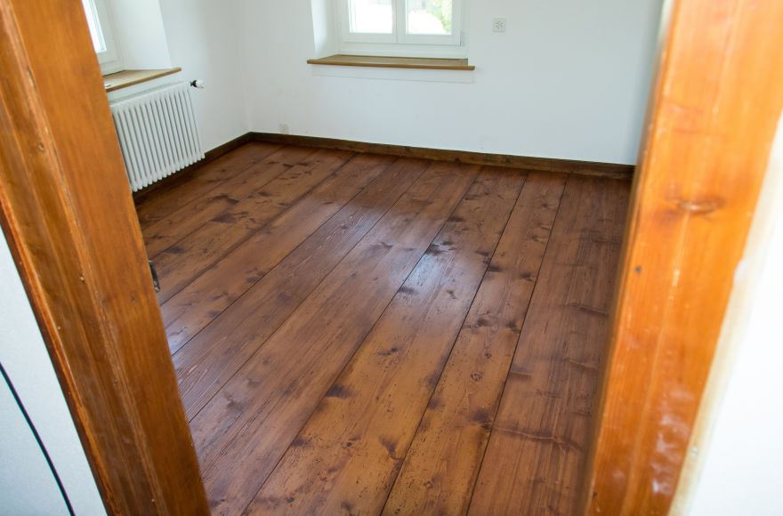 Der Boden in einem Altbau wurde komplett mit echtem, und zum Schutz lasiertem, Tanne-Altholz neu verlegt. Der Bodenaufbau inkl. Isolation wurde ersetzt. 