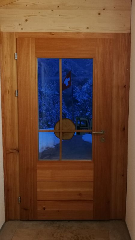 Die rustikale Eingangstüre wurde von mir in einem Chalet montiert. Die Türe wurde von der Schreinerei Lohrer hergestellt.